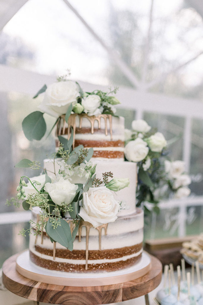 Including florals on a cake, large white blooms